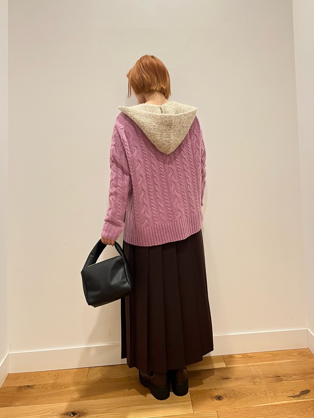 ホワイト系のTシャツ/カットソー、ブラック系のハンドバッグ、パープル系のニット/セーターを着用したレディースの冬コーディネートの3枚目の写真