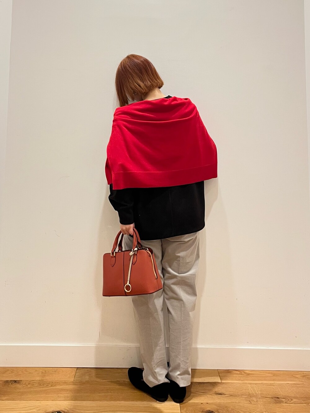 グレー系のTシャツ/カットソー、レッド系のニット/セーター、グレー系のその他パンツを着用したレディースの冬コーディネートの3枚目の写真