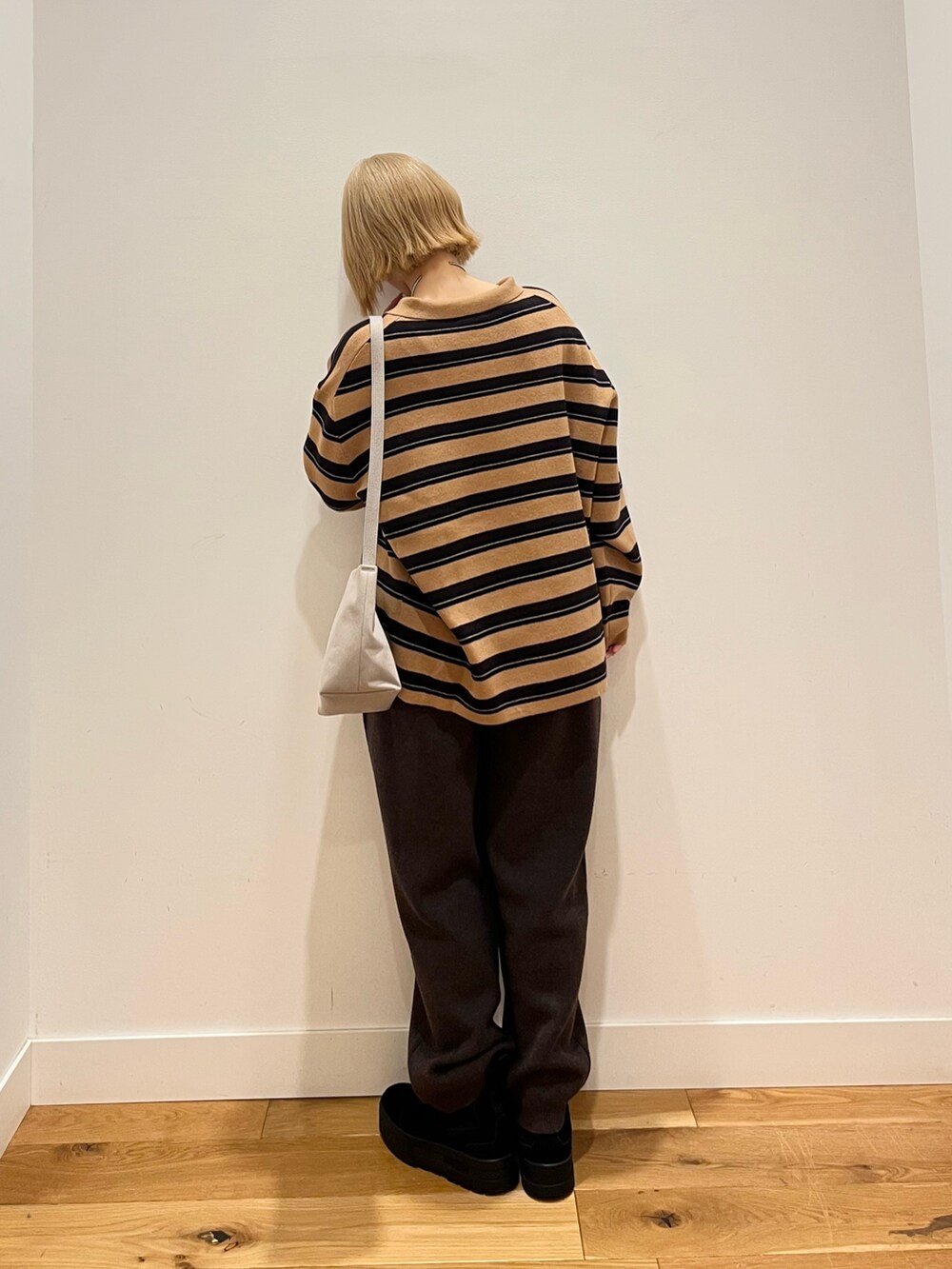 ブラウン系のニット/セーター、ブラウン系のその他パンツ、グレー系のショルダーバッグを着用したレディースの冬コーディネートの3枚目の写真