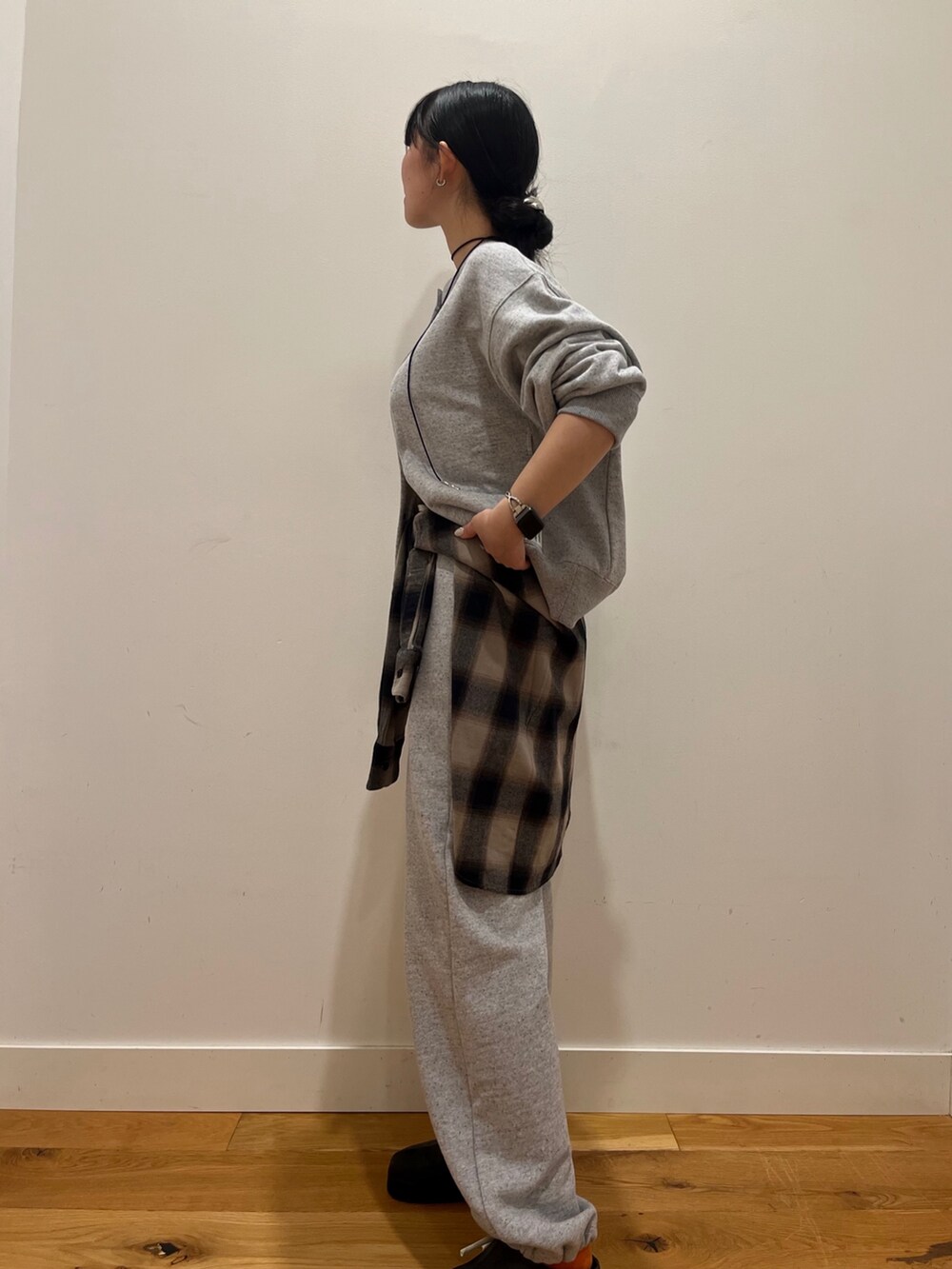 グレー系のカーディガン/ボレロ、ベージュ系のシャツ/ブラウス、グレー系のその他パンツを着用したレディースの秋コーディネートの3枚目の写真
