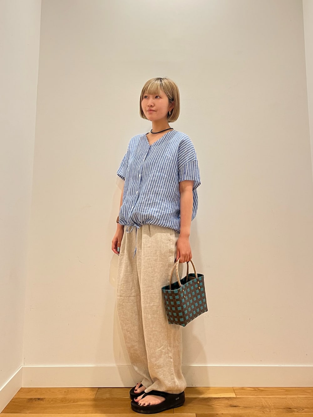 ベージュ系のその他パンツ、その他のシャツ/ブラウスを着用したレディースの夏コーディネートの2枚目の写真