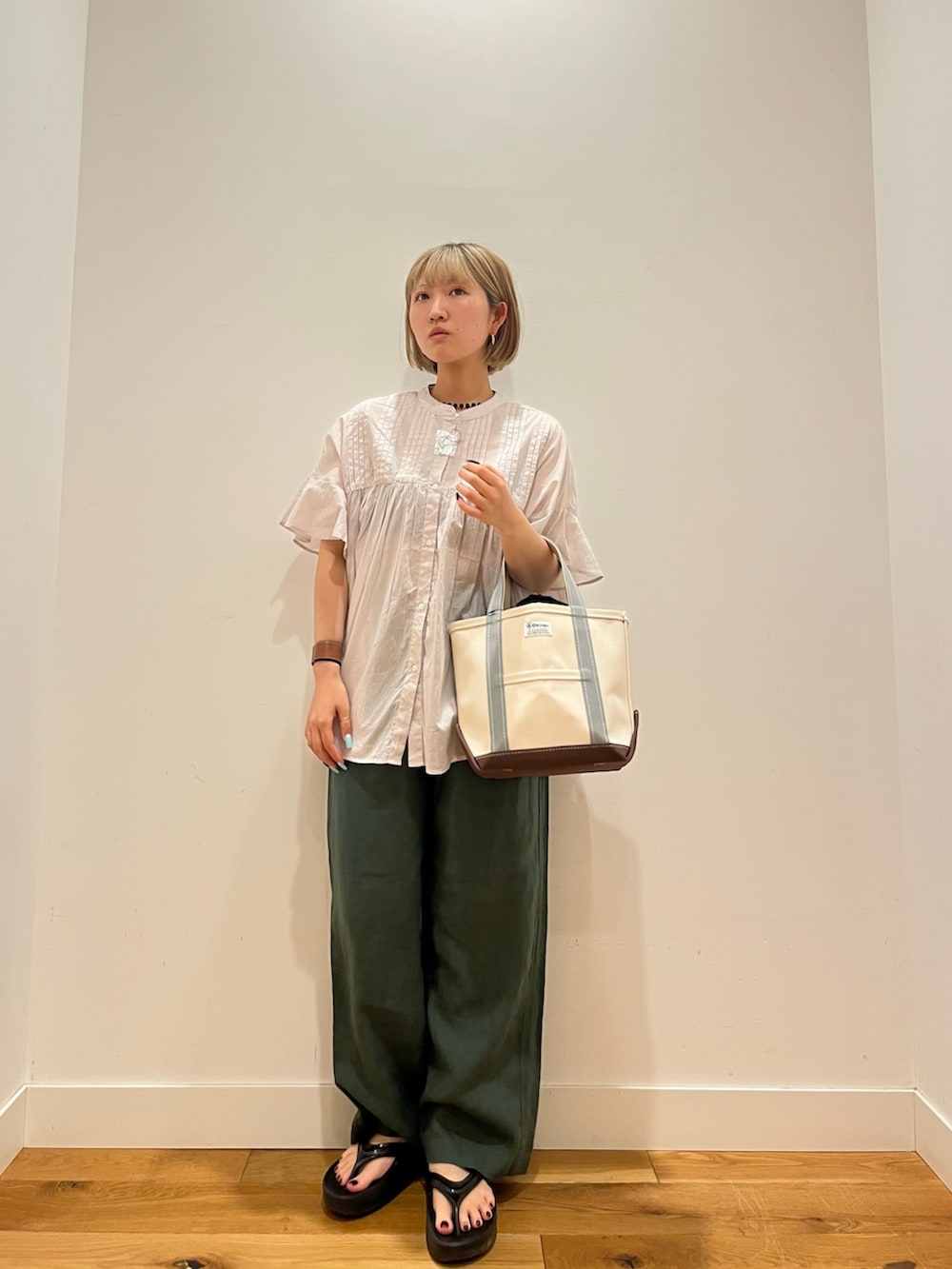 グレー系のシャツ/ブラウス、グリーン系のその他パンツ、グリーン系のトートバッグを着用したレディースの夏コーディネートの4枚目の写真