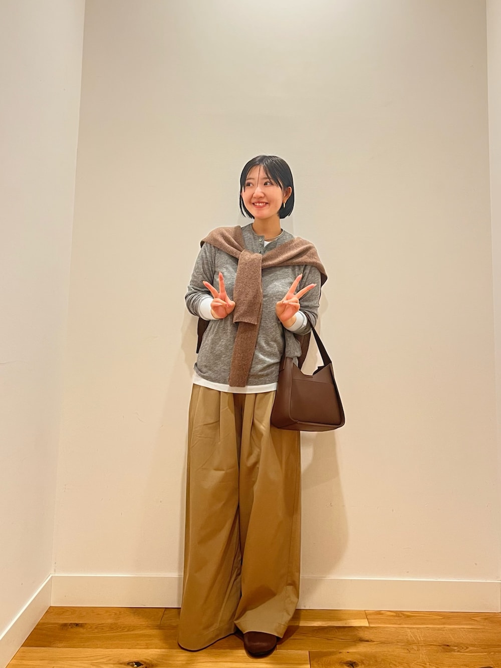 ベージュ系のその他パンツ、グレー系のTシャツ/カットソー、ブルー系のTシャツ/カットソーを着用したレディースの秋コーディネートの3枚目の写真