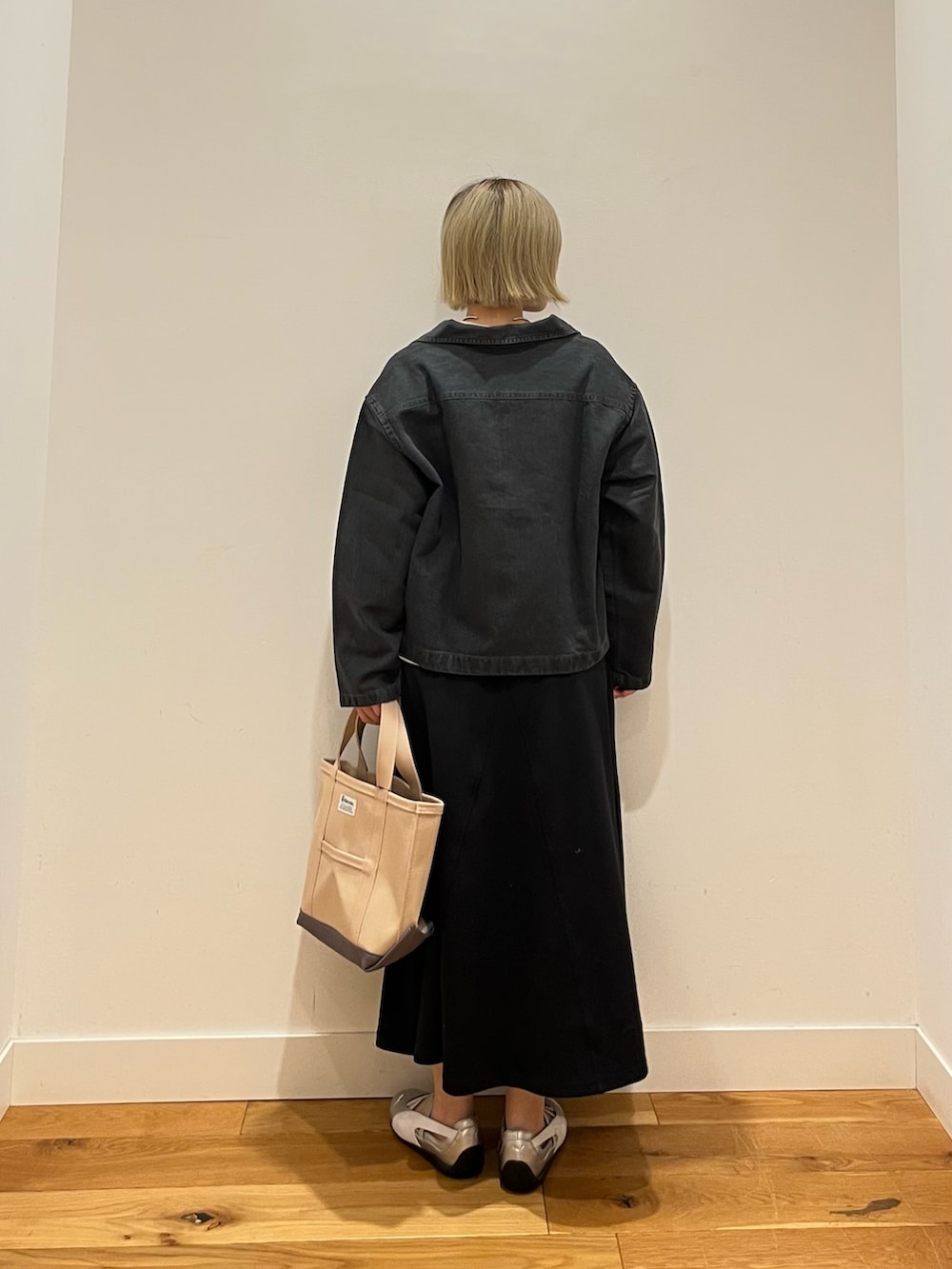 ブルー系のスカート、その他のTシャツ/カットソー、ブラック系のシャツ/ブラウスを着用したレディースの春コーディネートの3枚目の写真