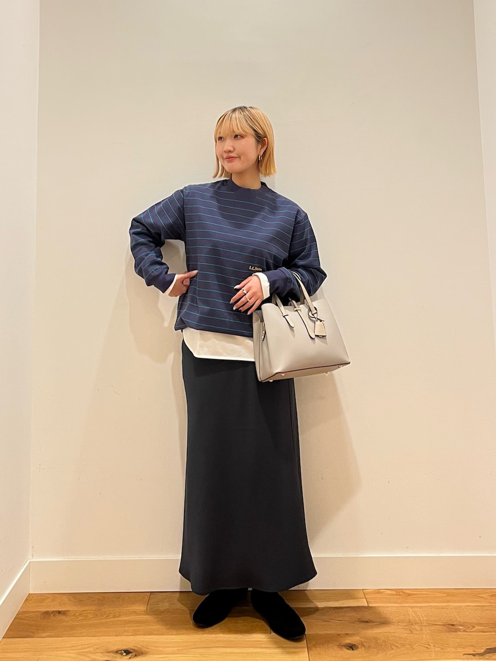 ホワイト系のTシャツ/カットソー、ブルー系のTシャツ/カットソー、ブラック系のローファーを着用したレディースの冬コーディネートの2枚目の写真