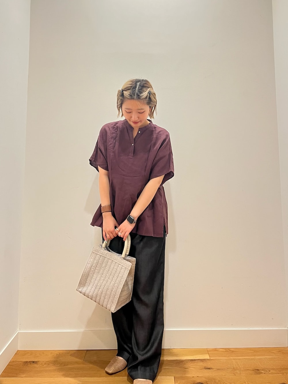 レッド系のシャツ/ブラウス、ブラック系のデニムパンツ、グレー系のハンドバッグを着用したレディースの夏コーディネートの2枚目の写真
