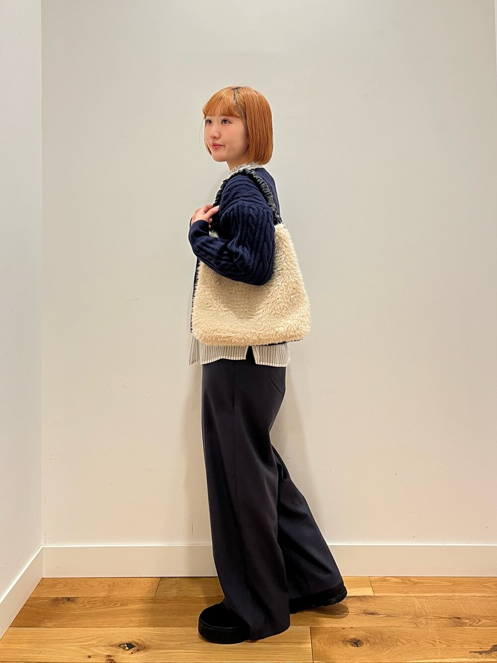 ブラック系のその他パンツ、その他のシャツ/ブラウス、ブラック系のブーツを着用したレディースの冬コーディネートの2枚目の写真