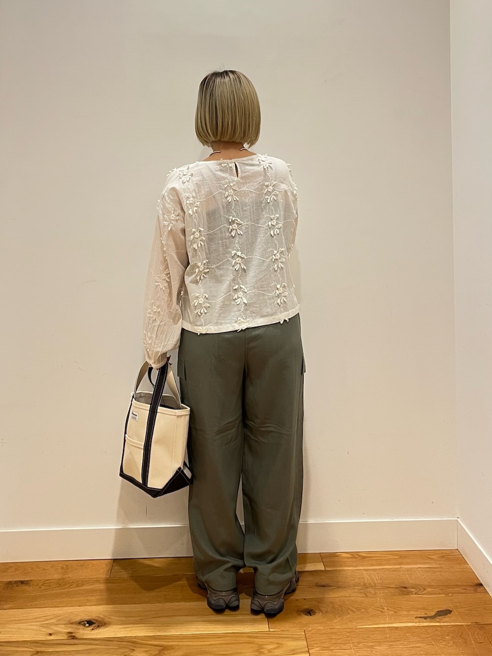 ホワイト系のシャツ/ブラウス、グリーン系のその他パンツを着用したレディースの春コーディネートの3枚目の写真