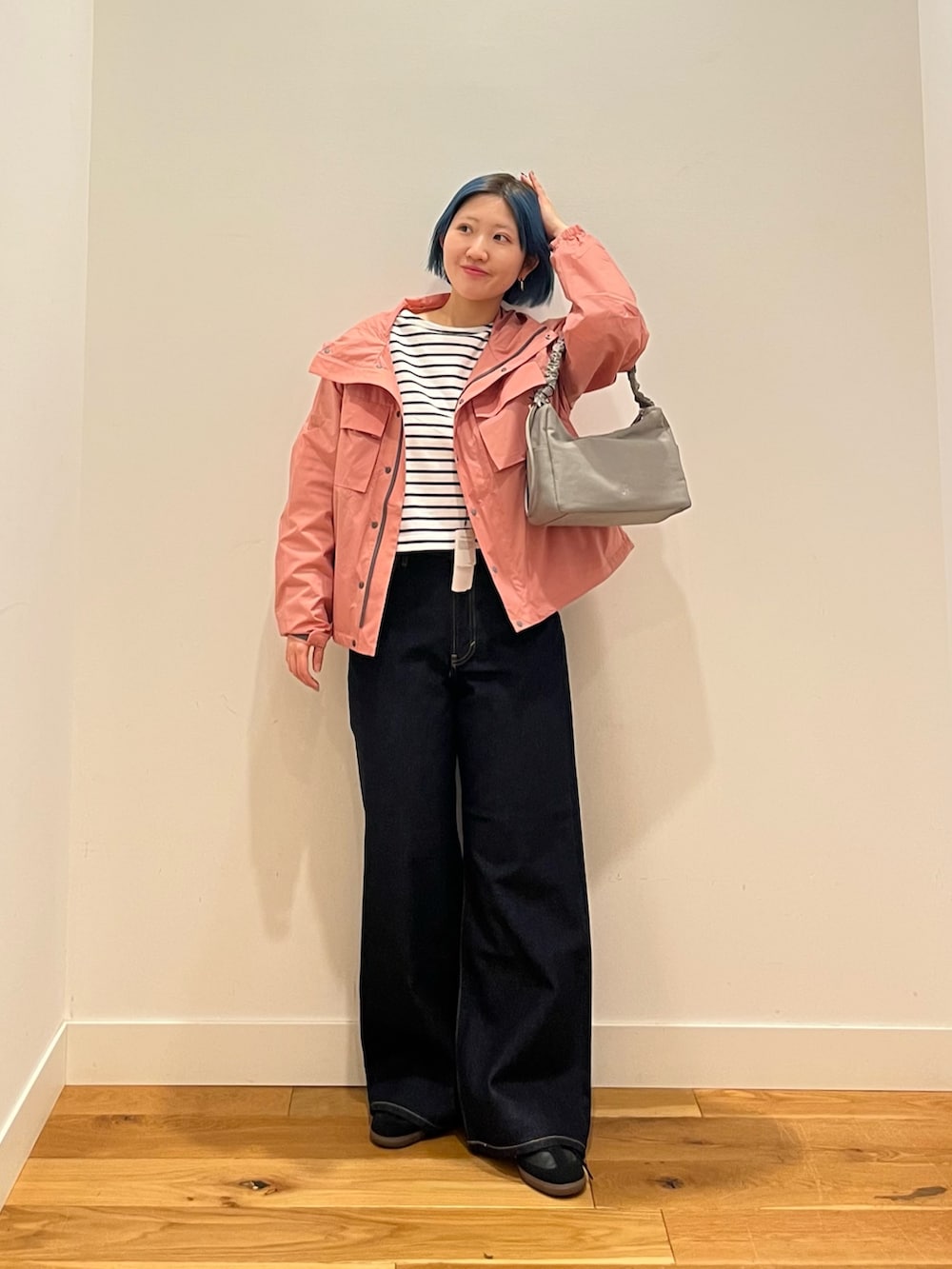 ブルー系のデニムパンツ、ピンク系のテーラードジャケット、ブラック系のTシャツ/カットソーを着用したレディースの冬コーディネートの2枚目の写真