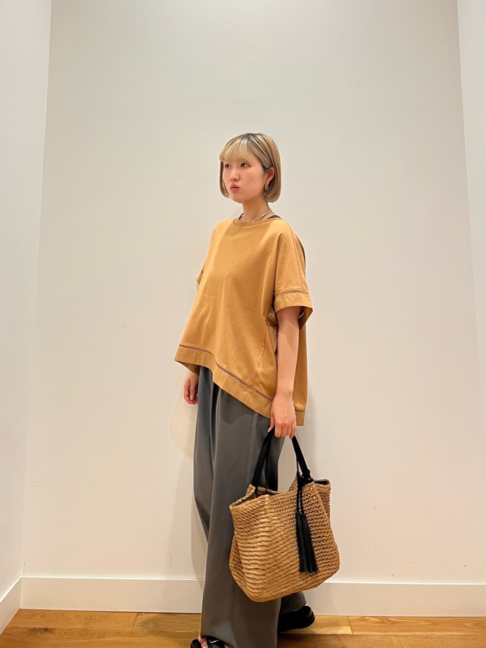 イエロー系のTシャツ/カットソー、グレー系のその他パンツ、ブラック系のサンダルを着用したレディースの夏コーディネートの2枚目の写真