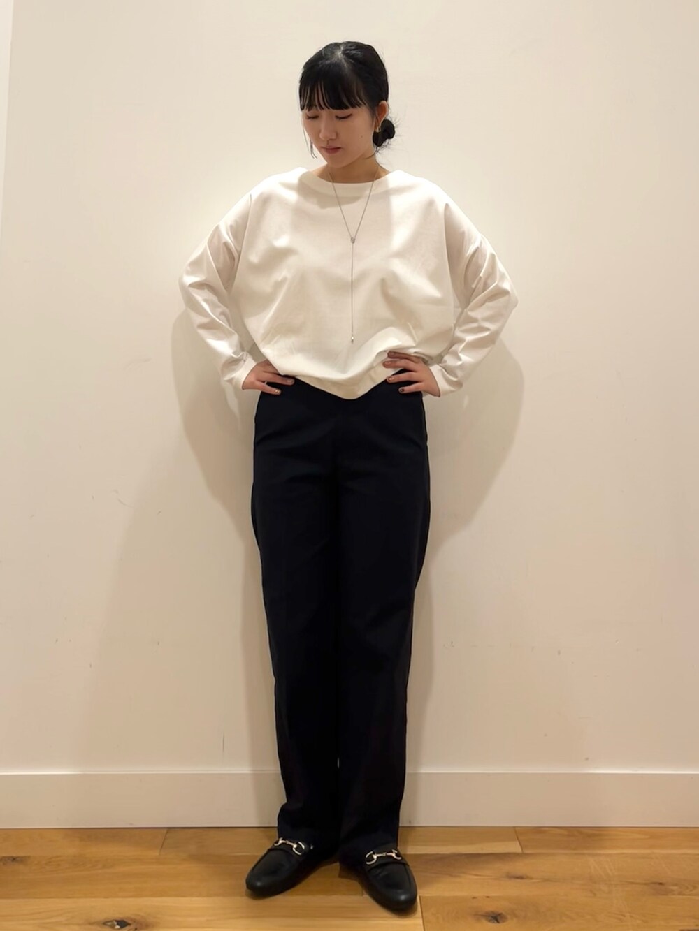 ホワイト系のTシャツ/カットソー、ブルー系のその他パンツ、ブラック系のパンプスを着用したレディースの秋コーディネートの2枚目の写真