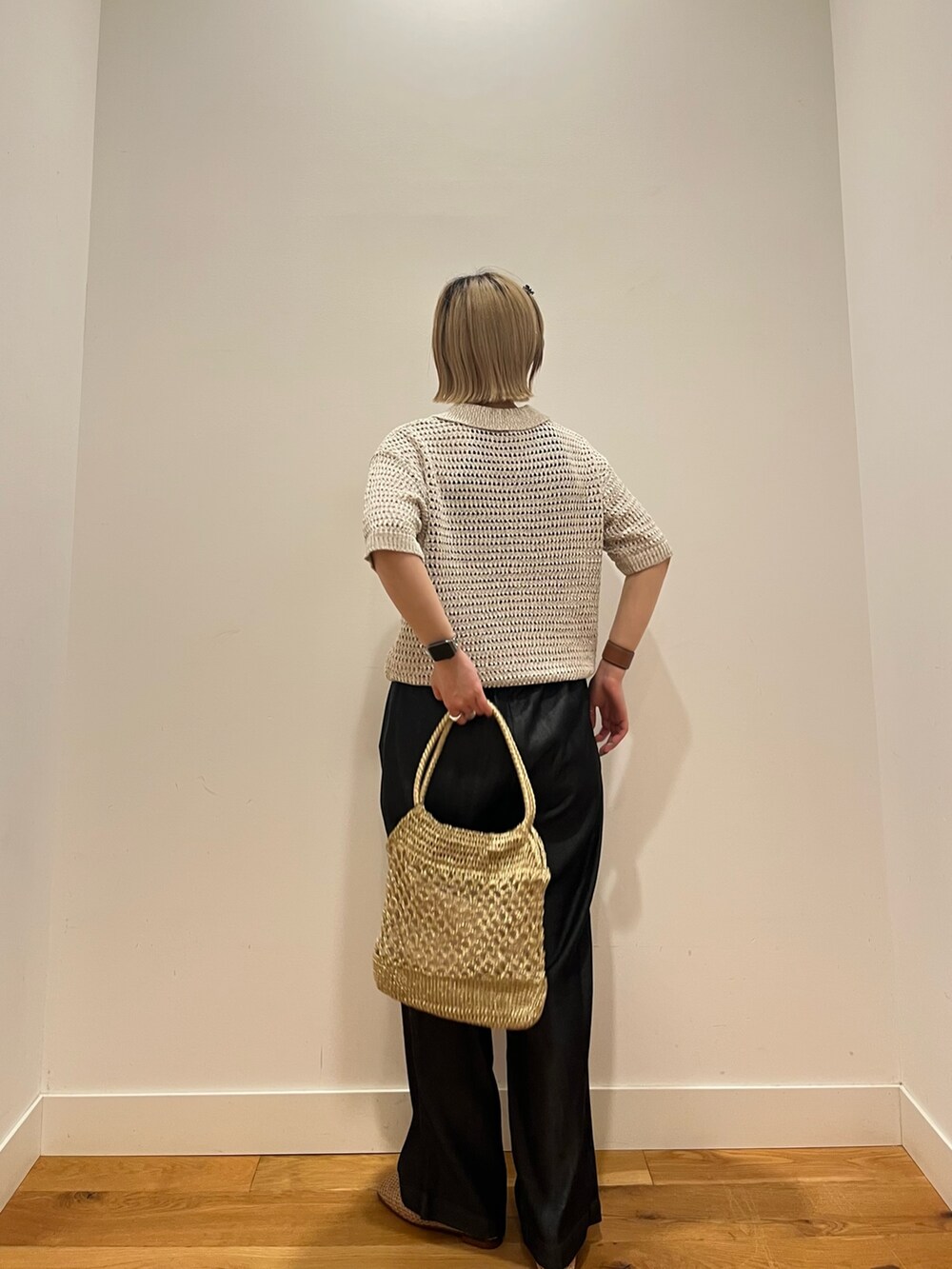 ブラック系のデニムパンツ、ベージュ系のニット/セーターを着用したレディースの夏コーディネートの3枚目の写真