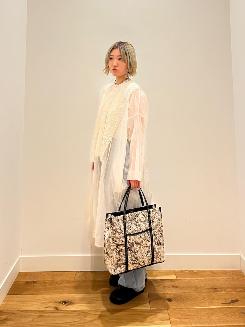 ベージュ系のストール/ショールを着用したレディースの春コーディネートの2枚目の写真