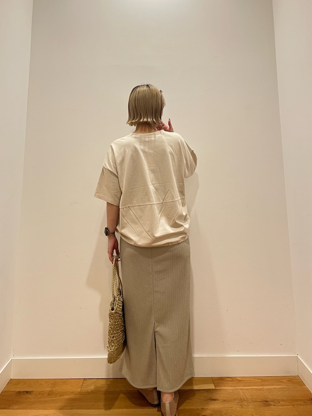 ベージュ系のスカート、ベージュ系のTシャツ/カットソーを着用したレディースの夏コーディネートの4枚目の写真