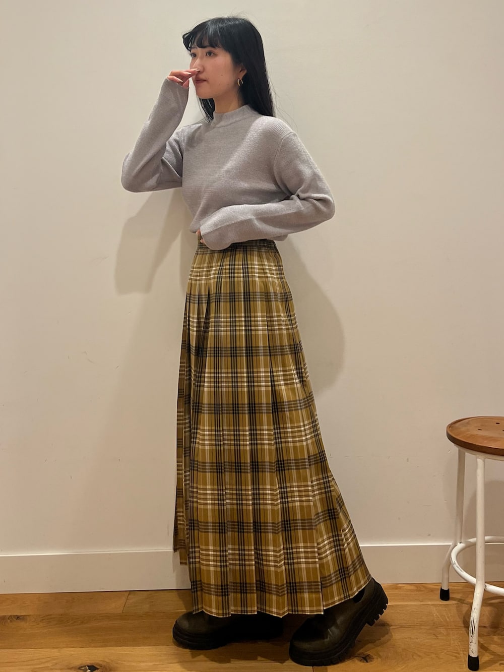 ホワイト系のダウンジャケット/コート、イエロー系のスカート、ベージュ系のバッグを着用したレディースの秋コーディネートの4枚目の写真