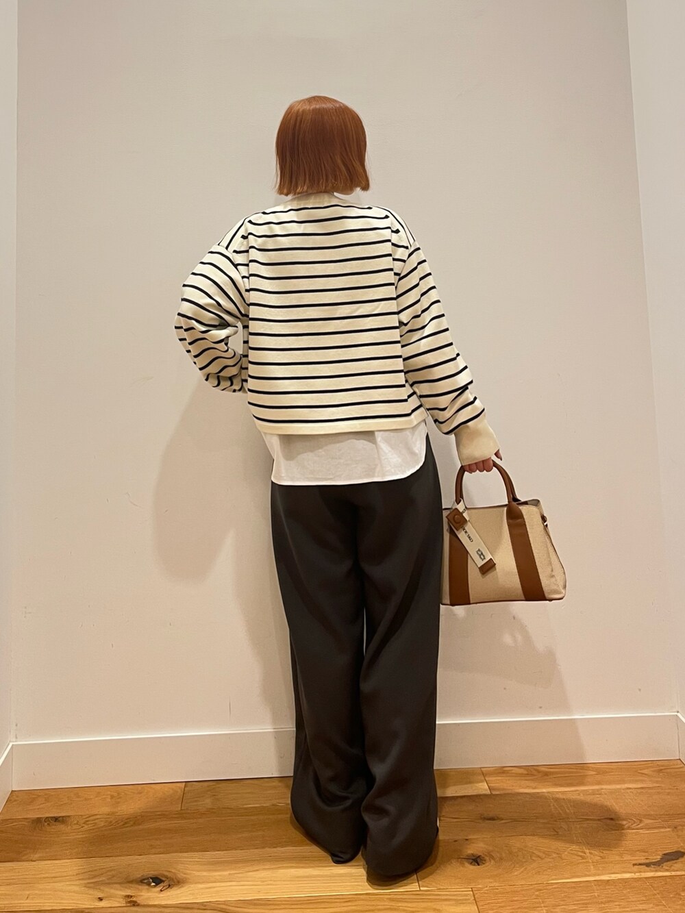 ホワイト系のカーディガン/ボレロ、ホワイト系のシャツ/ブラウス、ブラウン系のその他パンツを着用したレディースの冬コーディネートの3枚目の写真