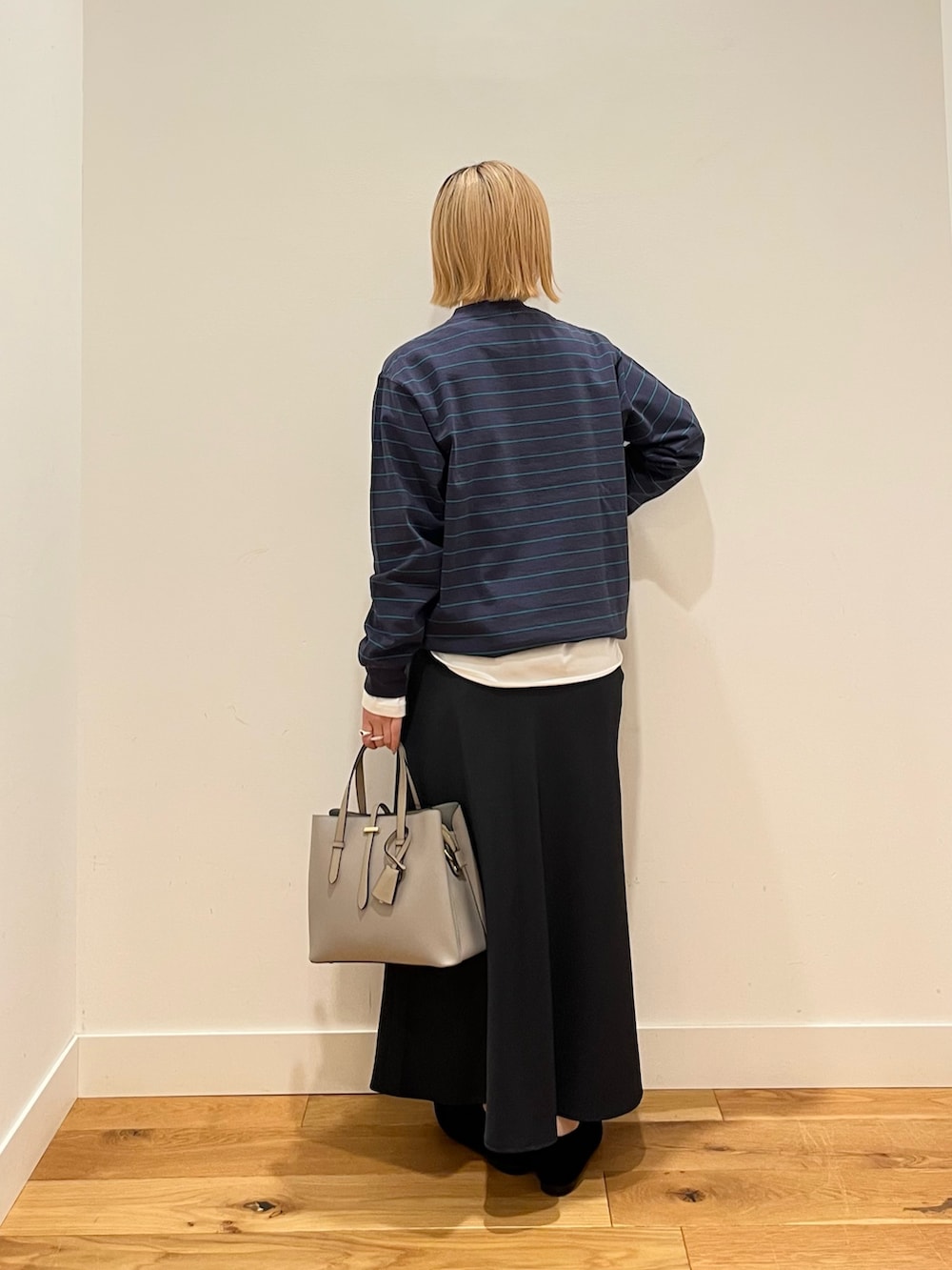 ホワイト系のTシャツ/カットソー、ブルー系のTシャツ/カットソー、ブラック系のローファーを着用したレディースの冬コーディネートの3枚目の写真