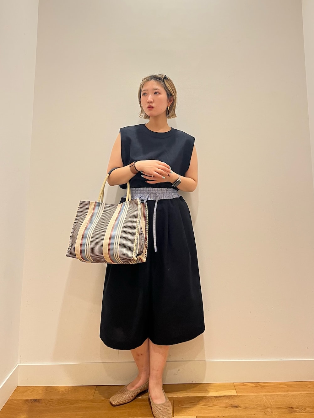 ブルー系のシャツ/ブラウス、ブルー系のその他パンツを着用したレディースの夏コーディネートの2枚目の写真