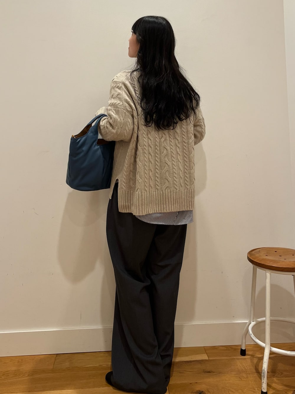 ベージュ系のニット/セーター、ブルー系のシャツ/ブラウス、グレー系のその他パンツを着用したレディースの秋コーディネートの3枚目の写真