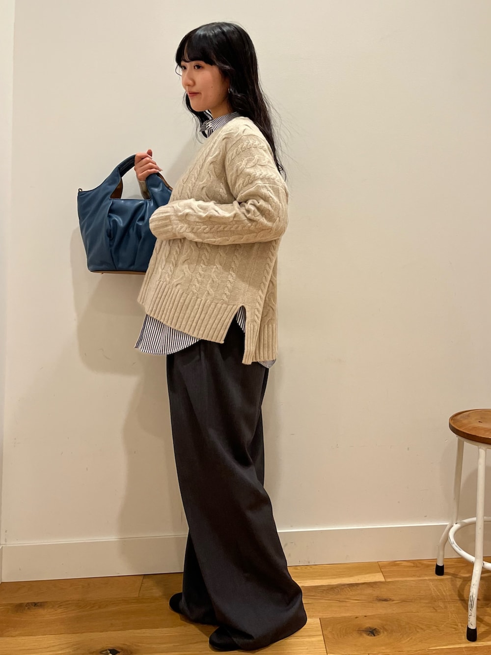 ベージュ系のニット/セーター、ブルー系のシャツ/ブラウス、グレー系のその他パンツを着用したレディースの秋コーディネートの2枚目の写真