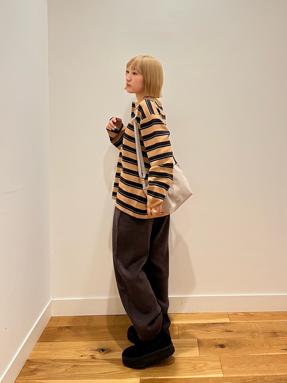 ブラウン系のニット/セーター、ブラウン系のその他パンツ、グレー系のショルダーバッグを着用したレディースの冬コーディネートの2枚目の写真