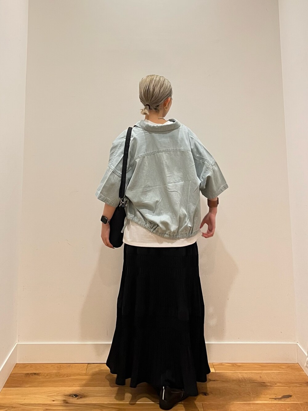 ホワイト系のTシャツ/カットソー、ブルー系のシャツ/ブラウス、ブラック系のスカートを着用したレディースの春コーディネートの3枚目の写真