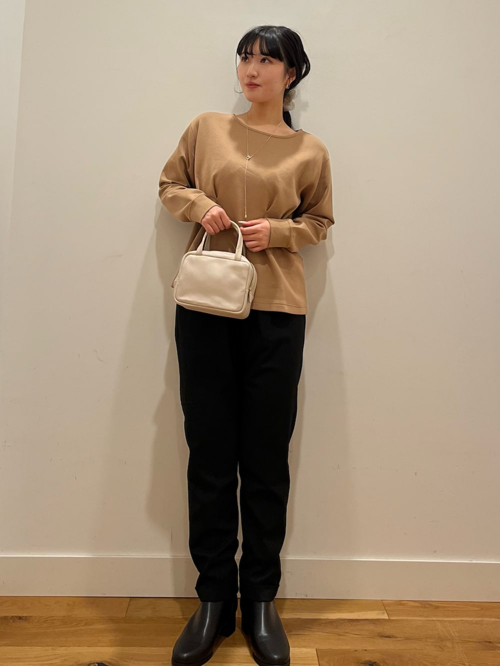 イエロー系のTシャツ/カットソー、ブラック系のその他パンツ、グレー系のボストンバッグを着用したレディースの秋コーディネートの2枚目の写真