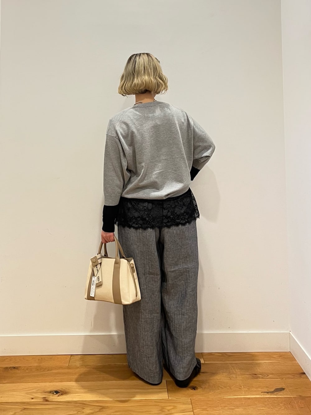 グレー系のTシャツ/カットソー、ブラック系のTシャツ/カットソー、グレー系のその他パンツを着用したレディースの春コーディネートの3枚目の写真