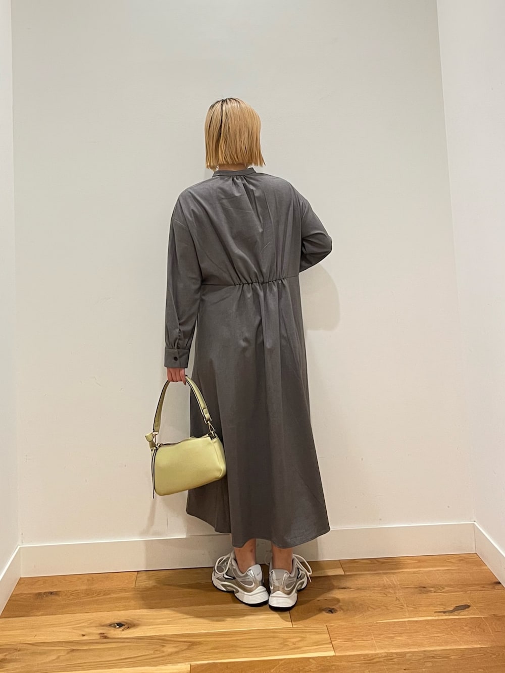 グレー系のワンピースを着用したレディースの冬コーディネートの3枚目の写真