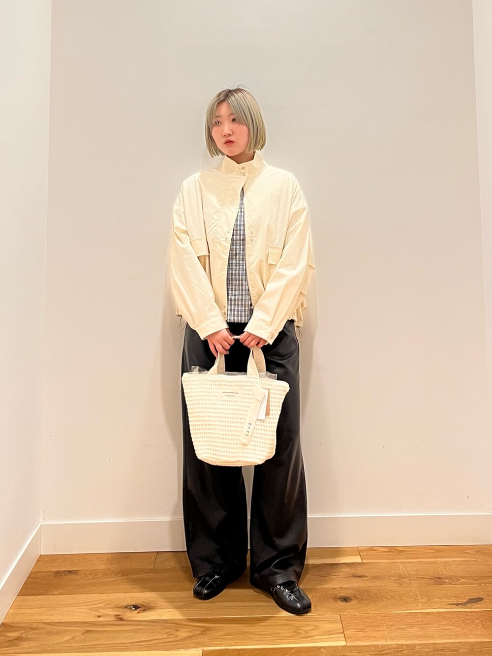 ブラック系のシャツ/ブラウスを着用したレディースの春コーディネートの2枚目の写真