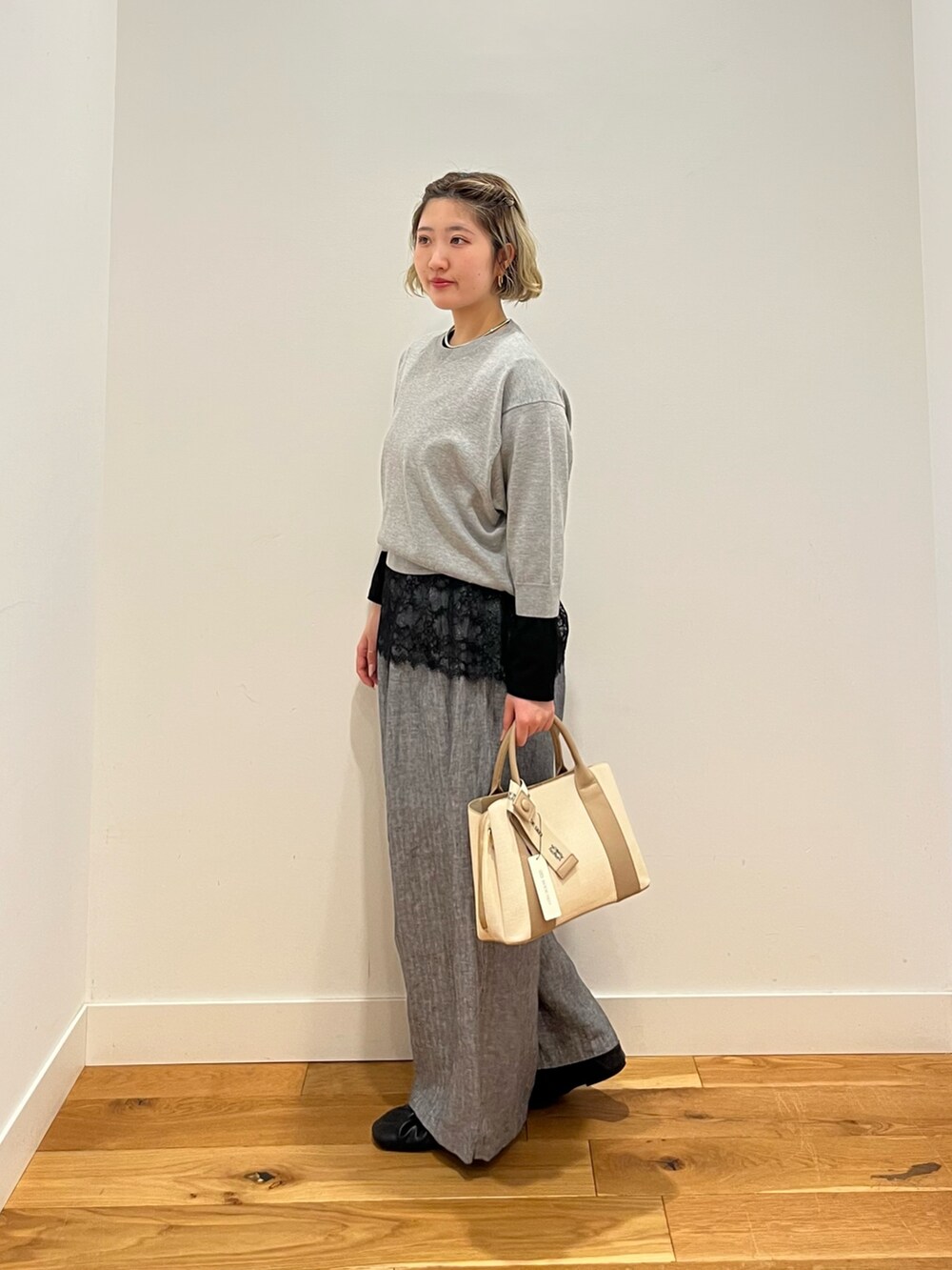 グレー系のTシャツ/カットソー、ブラック系のTシャツ/カットソー、グレー系のその他パンツを着用したレディースの春コーディネートの2枚目の写真