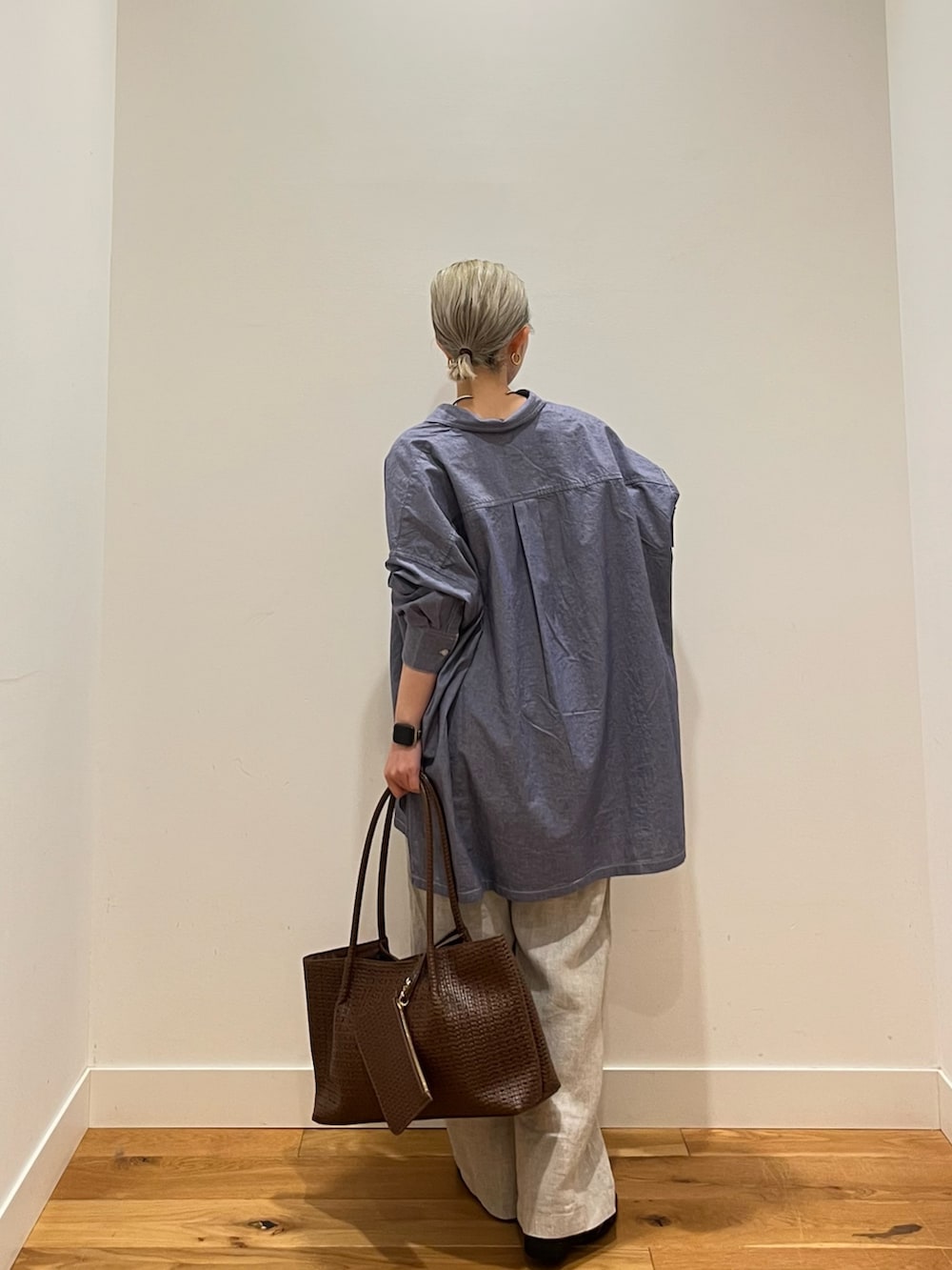 ブルー系のシャツ/ブラウス、ベージュ系のその他パンツを着用したレディースの春コーディネートの3枚目の写真