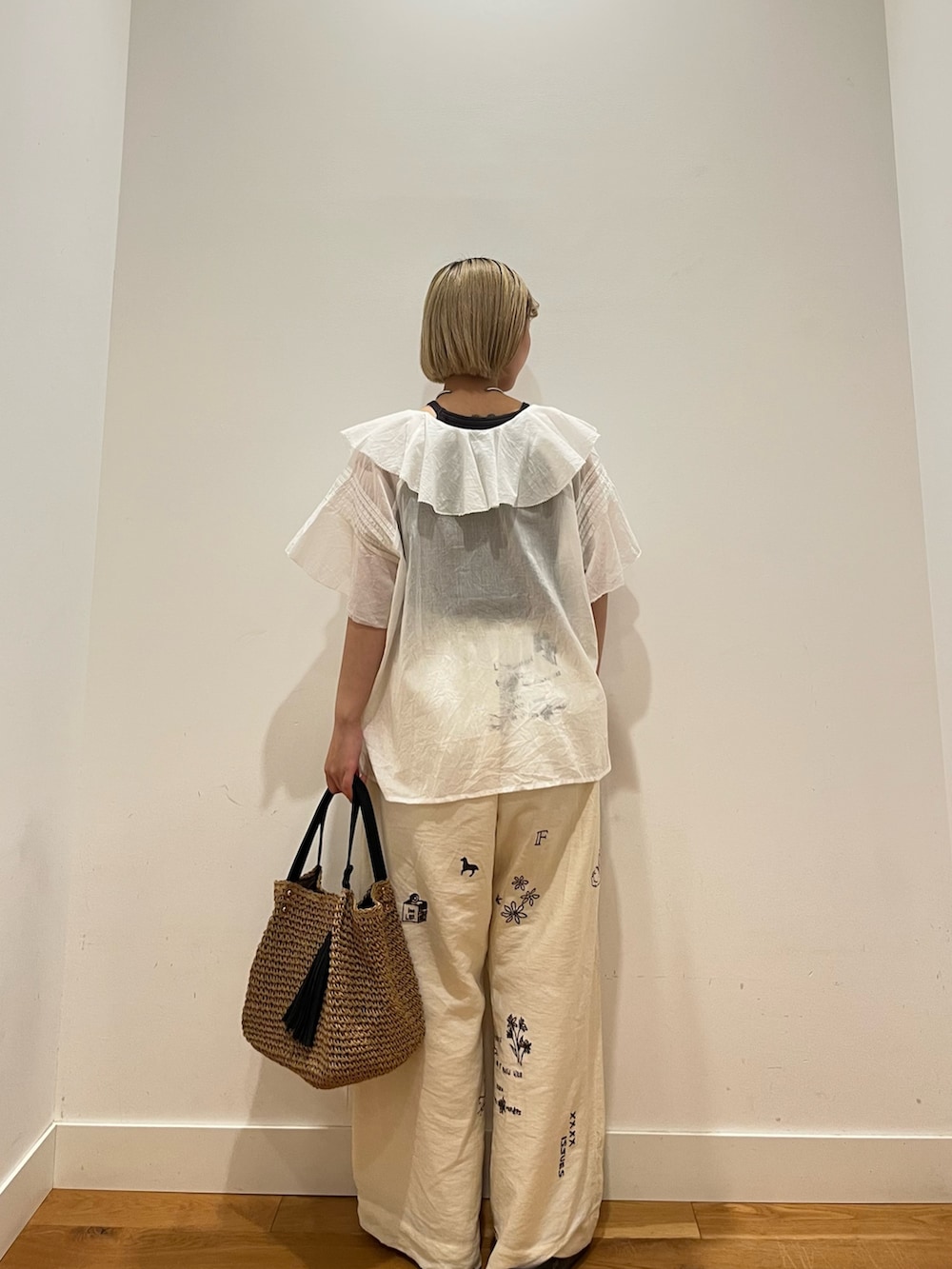 ホワイト系のその他パンツ、ホワイト系のシャツ/ブラウス、ブラック系のサンダルを着用したレディースの夏コーディネートの4枚目の写真