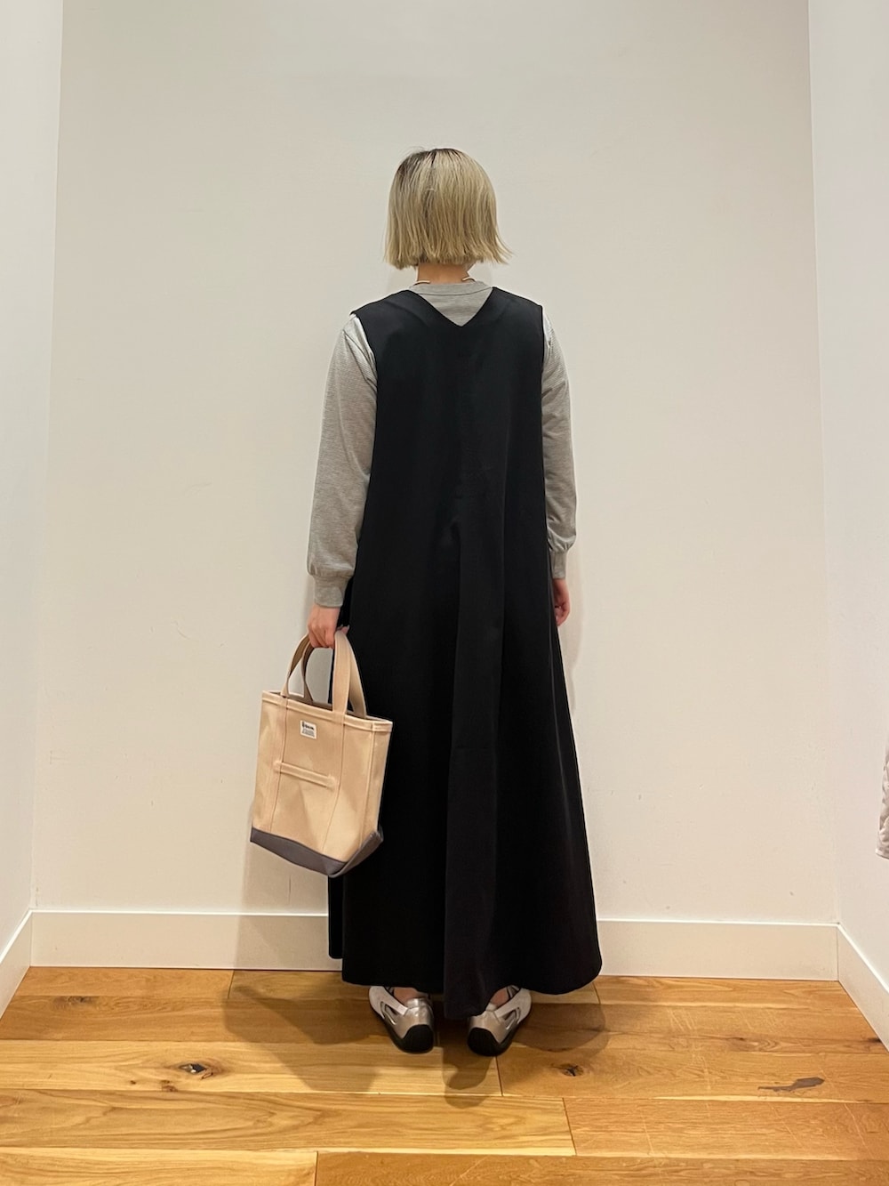 ブラック系のワンピース、グレー系のTシャツ/カットソーを着用したレディースの春コーディネートの3枚目の写真