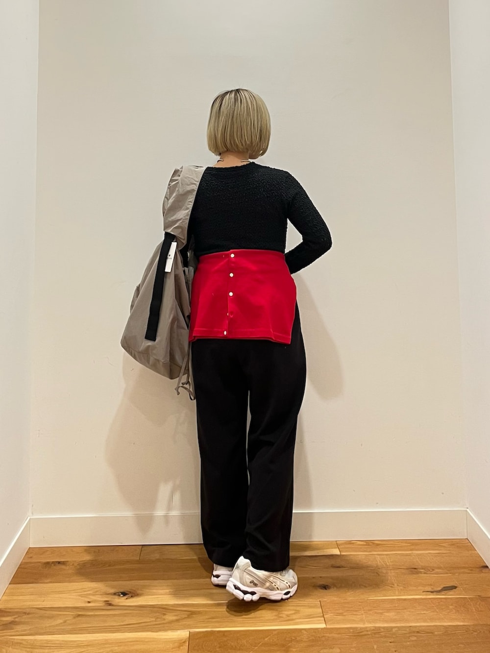 ブラック系のTシャツ/カットソー、ブラック系のその他パンツ、レッド系のカーディガン/ボレロを着用したレディースの春コーディネートの3枚目の写真