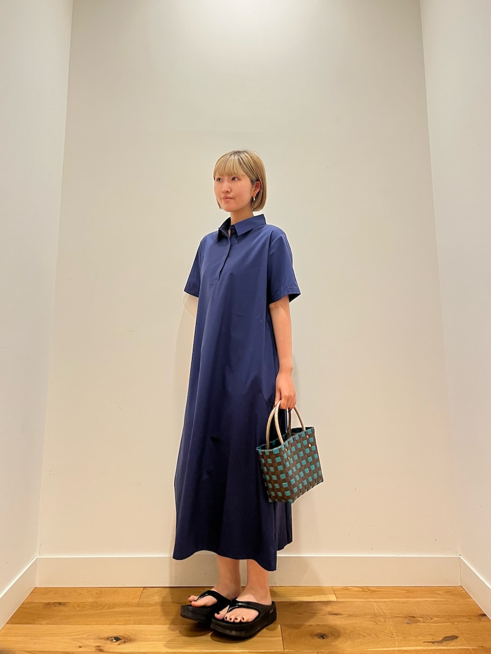 ブルー系のワンピース、ブルー系のネックレスを着用したレディースの夏コーディネートの2枚目の写真