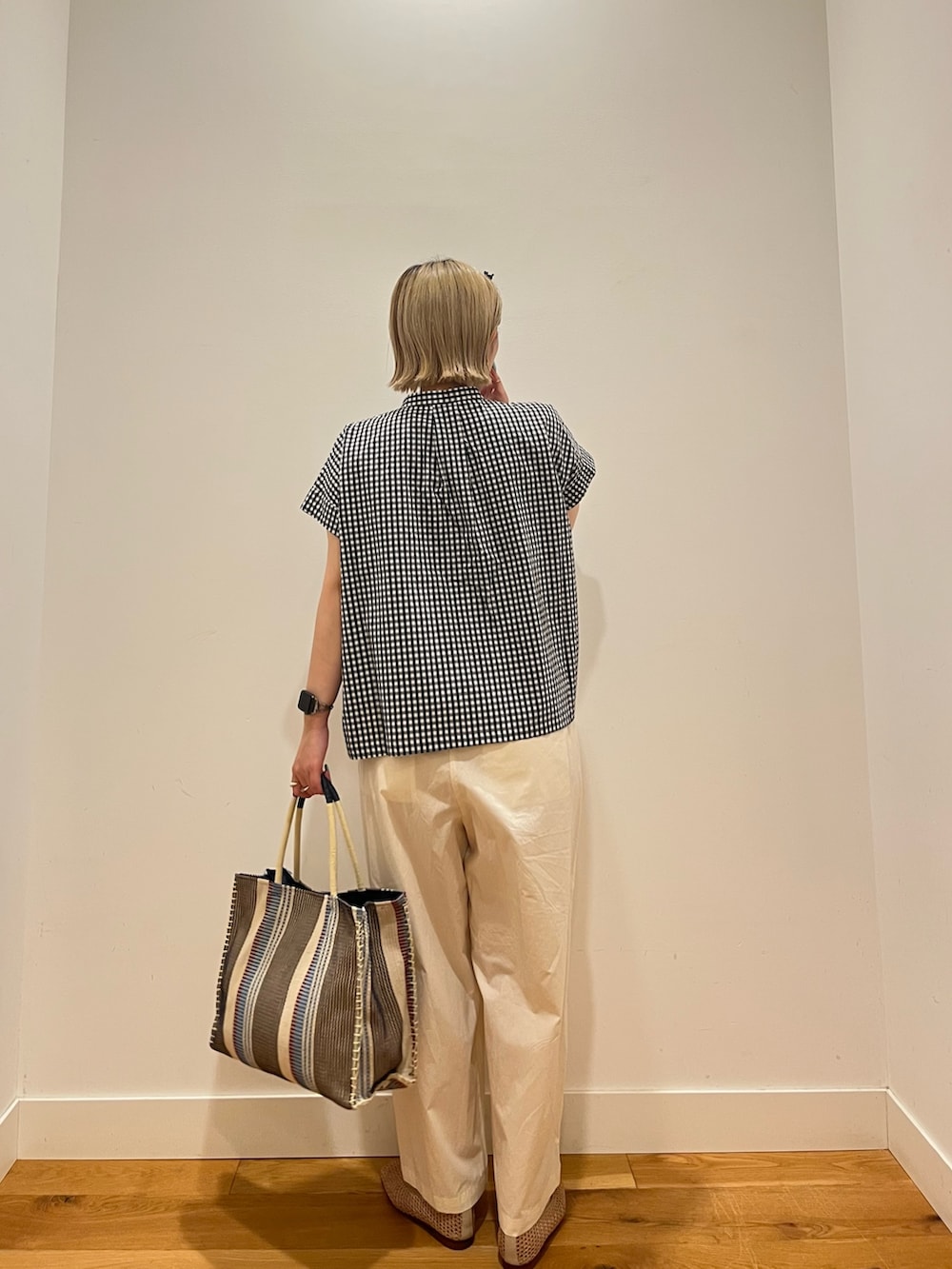 ホワイト系のその他パンツ、ブラック系のシャツ/ブラウスを着用したレディースの夏コーディネートの3枚目の写真