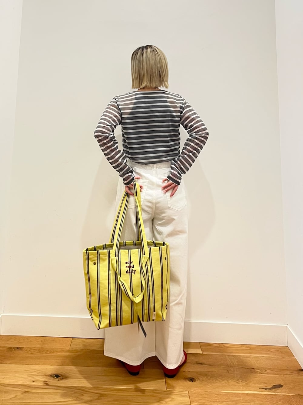 ホワイト系のデニムパンツを着用したレディースの春コーディネートの3枚目の写真