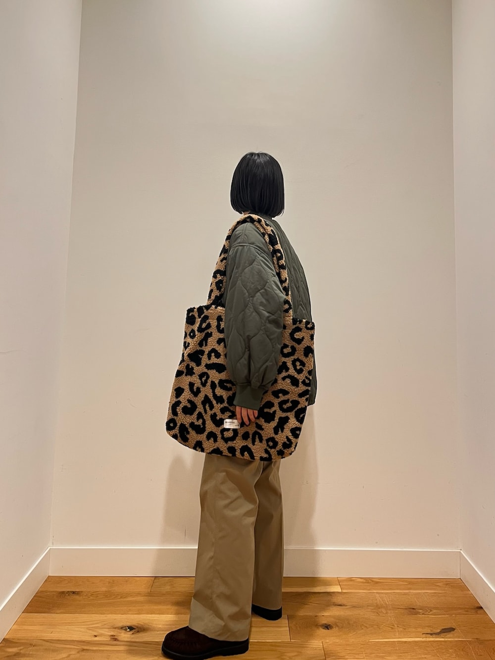 ホワイト系のシャツ/ブラウス、ベージュ系のその他パンツ、グリーン系のブルゾンを着用したレディースの秋コーディネートの2枚目の写真