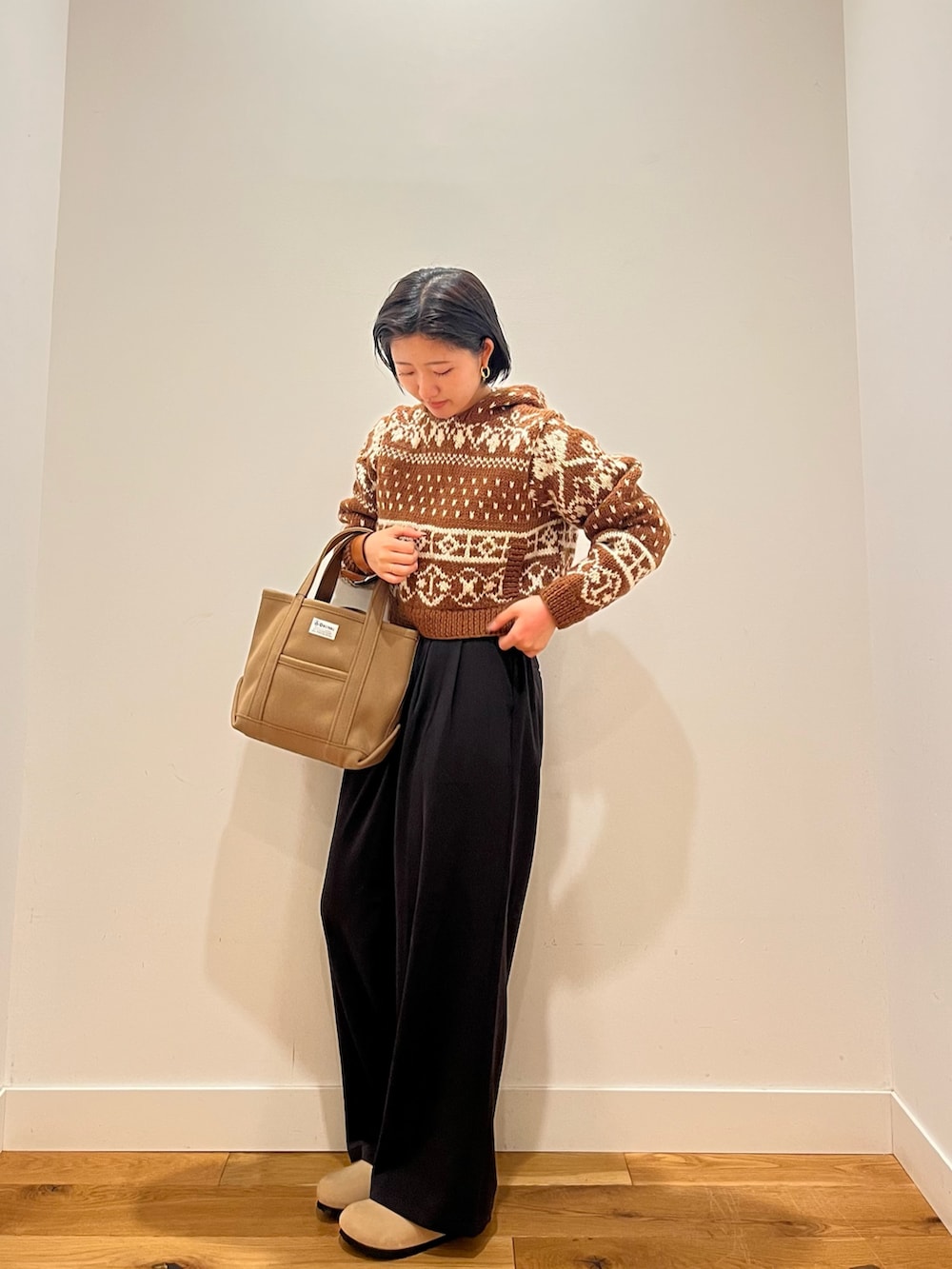 ブラック系のその他パンツ、ブラウン系のニット/セーター、ベージュ系のその他シューズを着用したレディースの秋コーディネートの2枚目の写真