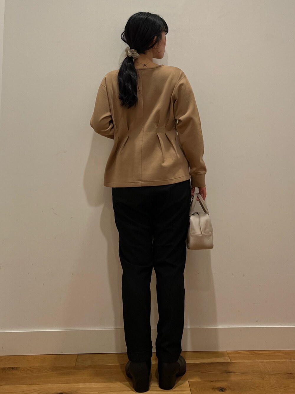 イエロー系のTシャツ/カットソー、ブラック系のその他パンツ、グレー系のボストンバッグを着用したレディースの秋コーディネートの3枚目の写真