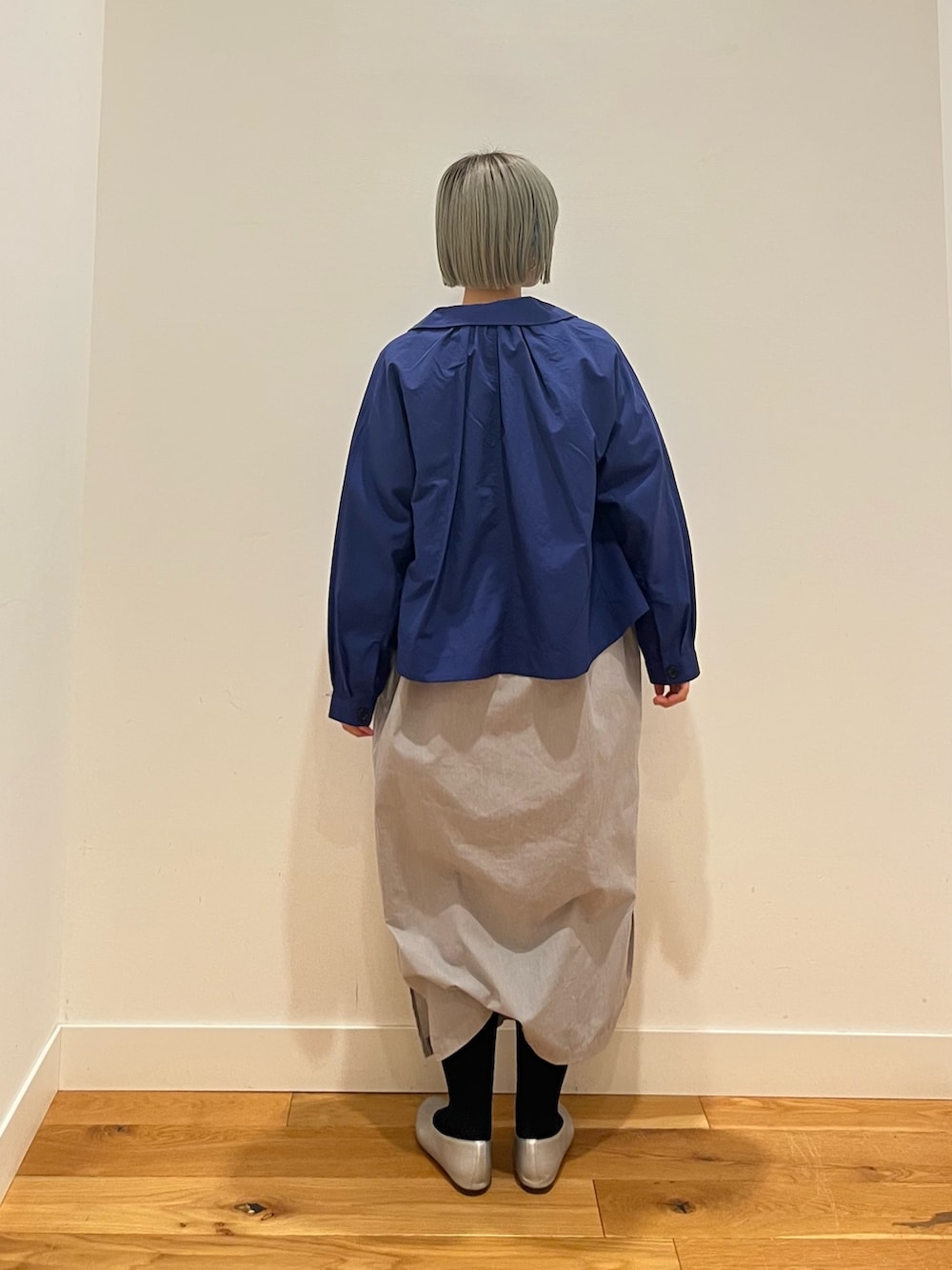 その他のワンピース、ブルー系のテーラードジャケット、ブラック系のトートバッグを着用したレディースの春コーディネートの4枚目の写真