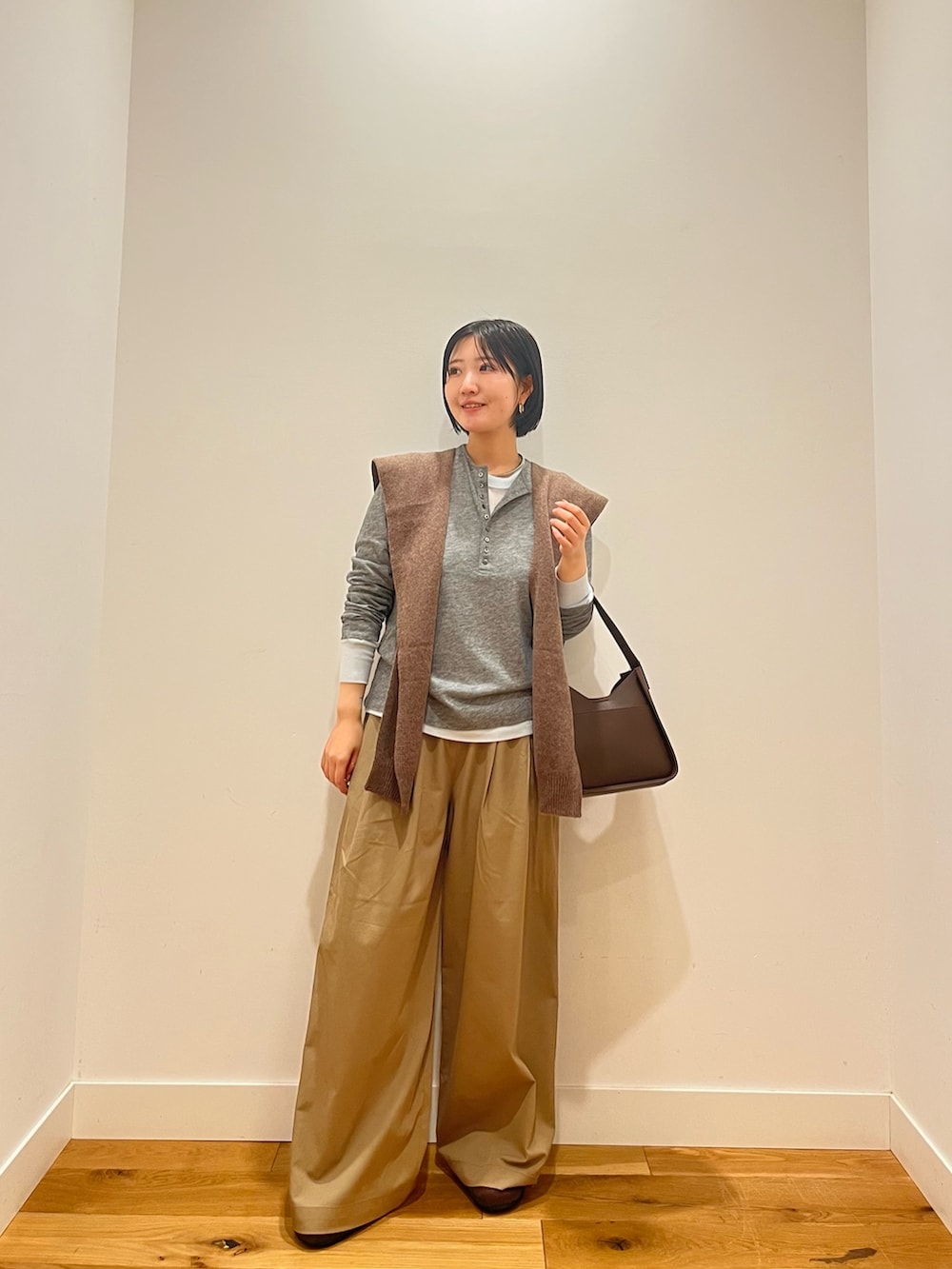 ベージュ系のその他パンツ、グレー系のTシャツ/カットソー、ブルー系のTシャツ/カットソーを着用したレディースの秋コーディネートの2枚目の写真