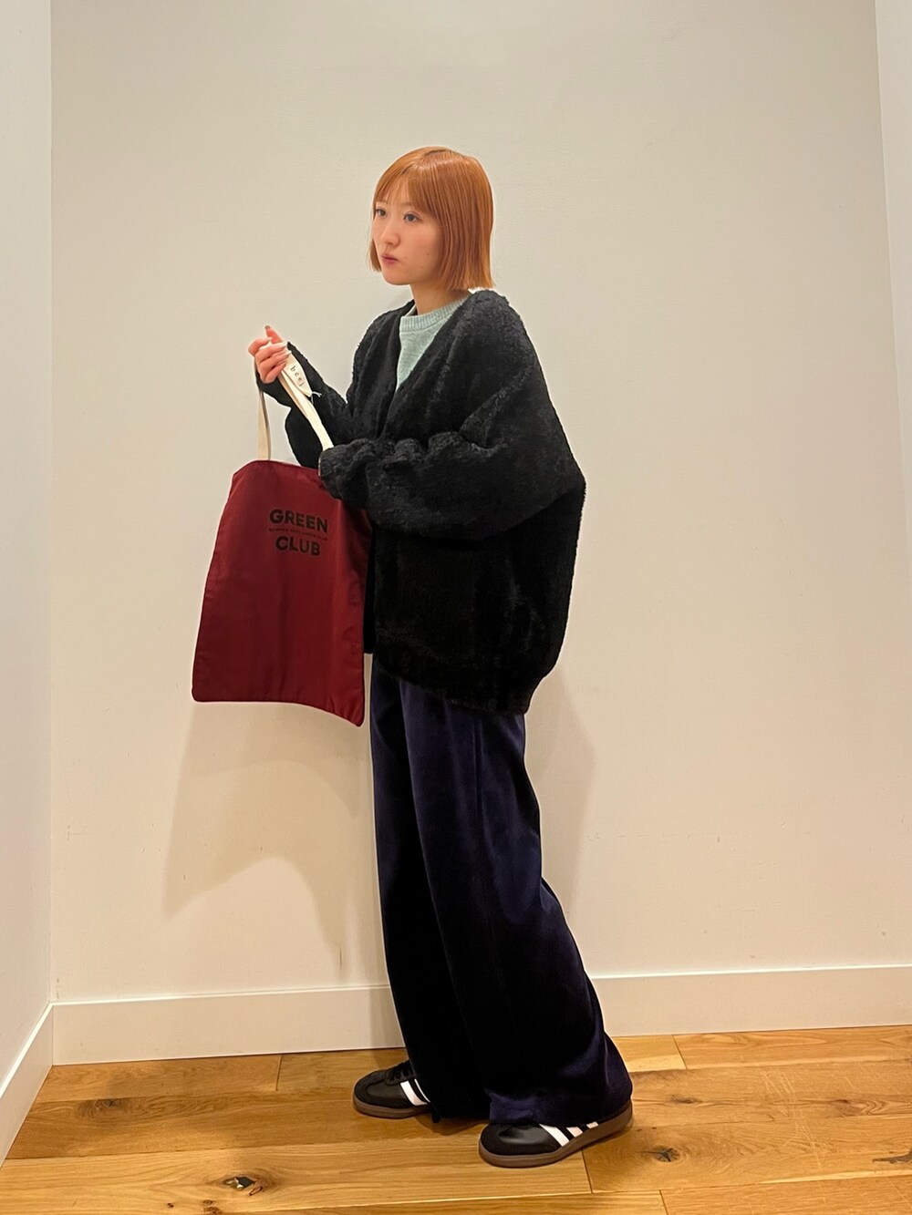 ブルー系のニット/セーター、グレー系のその他パンツ、グレー系のカーディガン/ボレロを着用したレディースの冬コーディネートの3枚目の写真