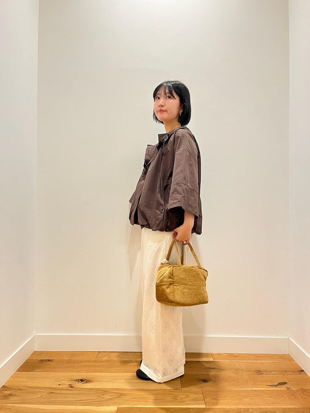 ブラウン系のその他アウター、ホワイト系のその他パンツ、イエロー系のハンドバッグを着用したレディースの夏コーディネートの2枚目の写真