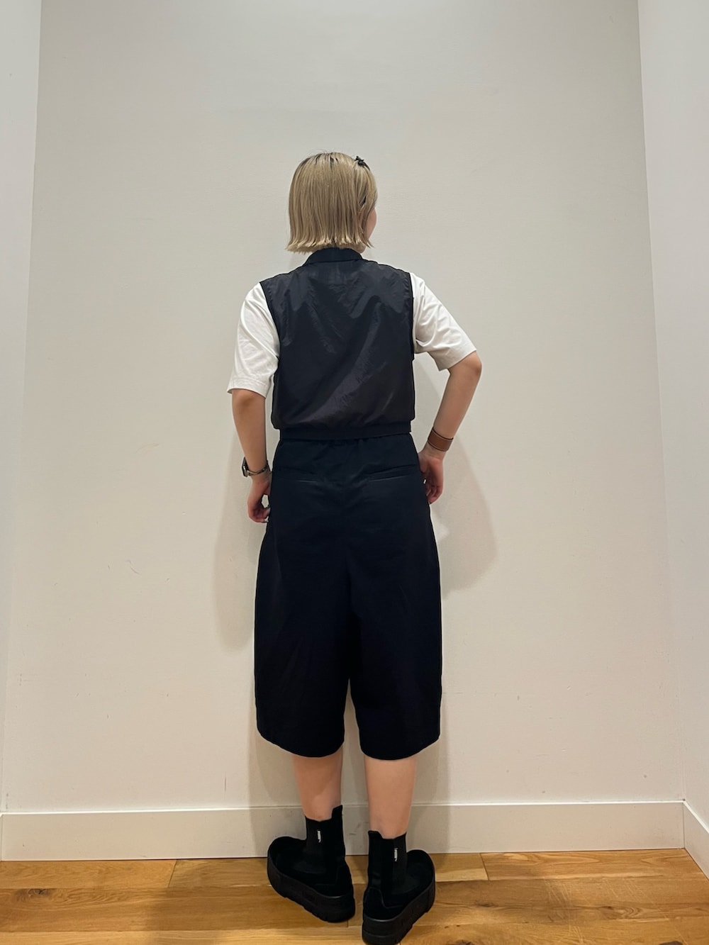 ブラック系のその他パンツを着用したレディースの夏コーディネートの3枚目の写真