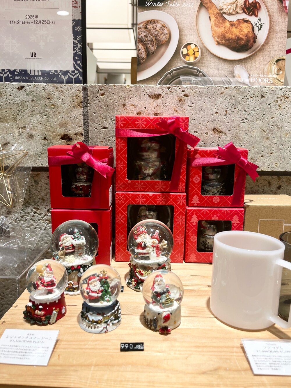 ホワイト系のシャツ/ブラウス、ブラック系のその他アウター、ブルー系のニット/セーターを着用したレディースの冬コーディネートの4枚目の写真