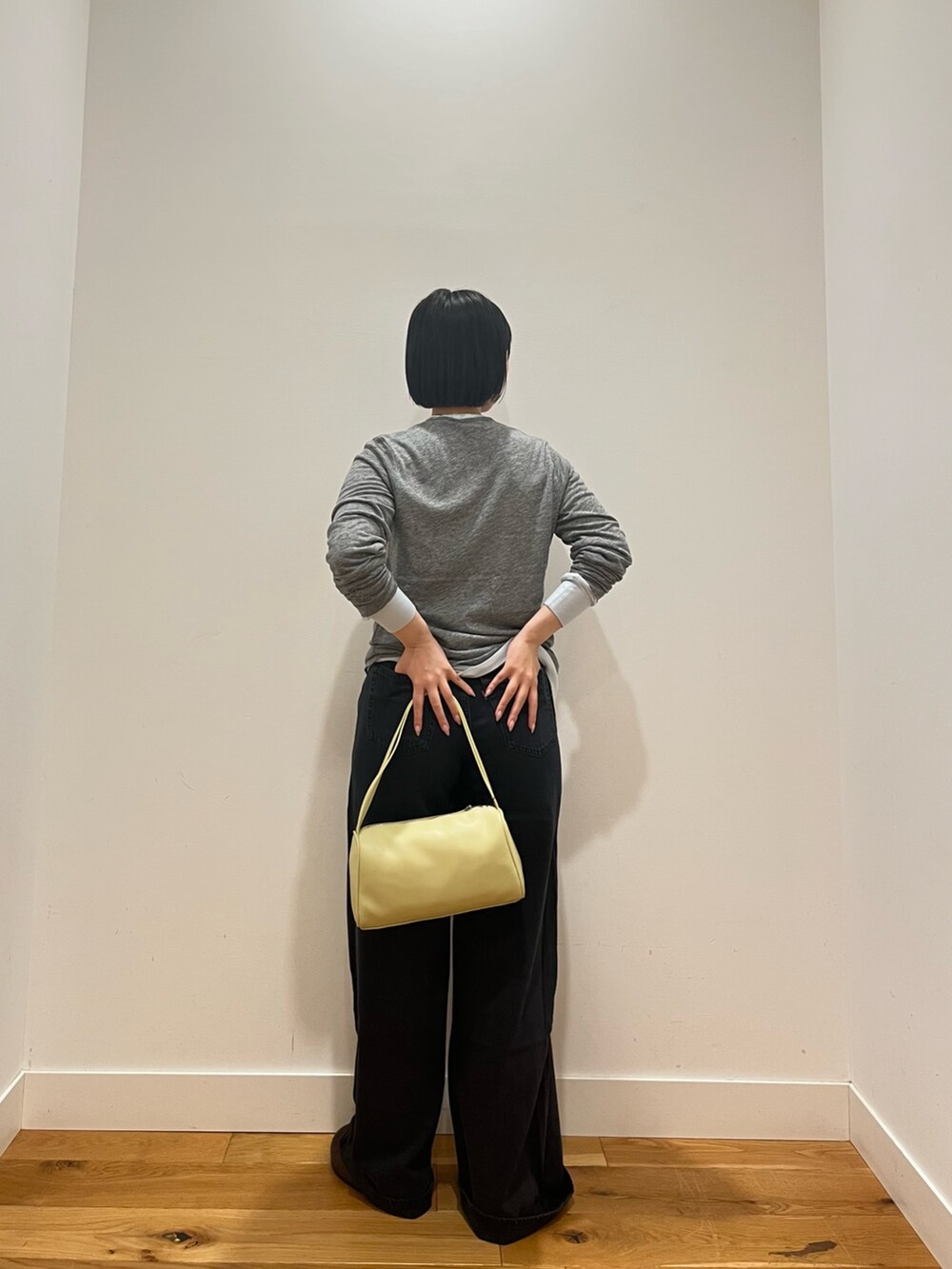 グレー系のTシャツ/カットソー、ブルー系のTシャツ/カットソー、ブラック系のデニムパンツを着用したレディースの秋コーディネートの3枚目の写真