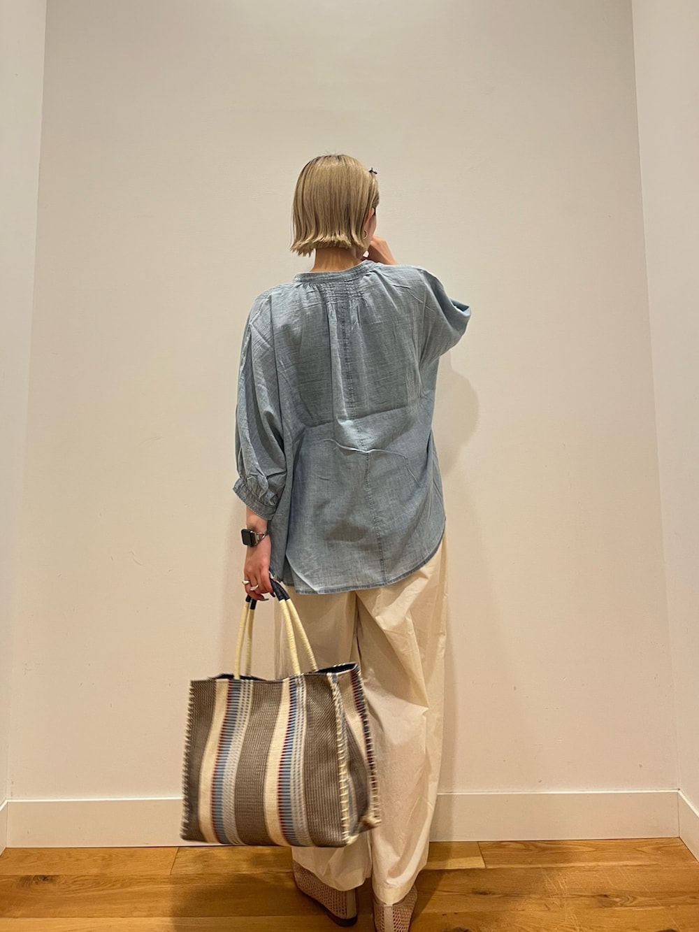 ホワイト系のその他パンツ、ブルー系のシャツ/ブラウスを着用したレディースの夏コーディネートの3枚目の写真