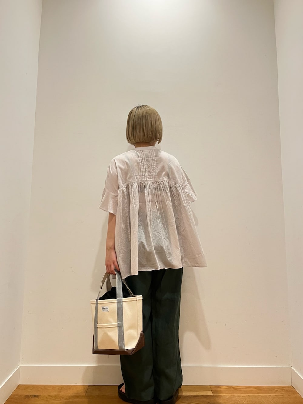 グレー系のシャツ/ブラウス、グリーン系のその他パンツ、グリーン系のトートバッグを着用したレディースの夏コーディネートの3枚目の写真